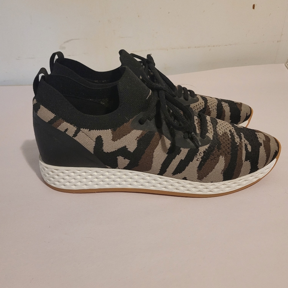 Urban Sport By J/Slides Talia Sneakers Camouflage Knit Size 9